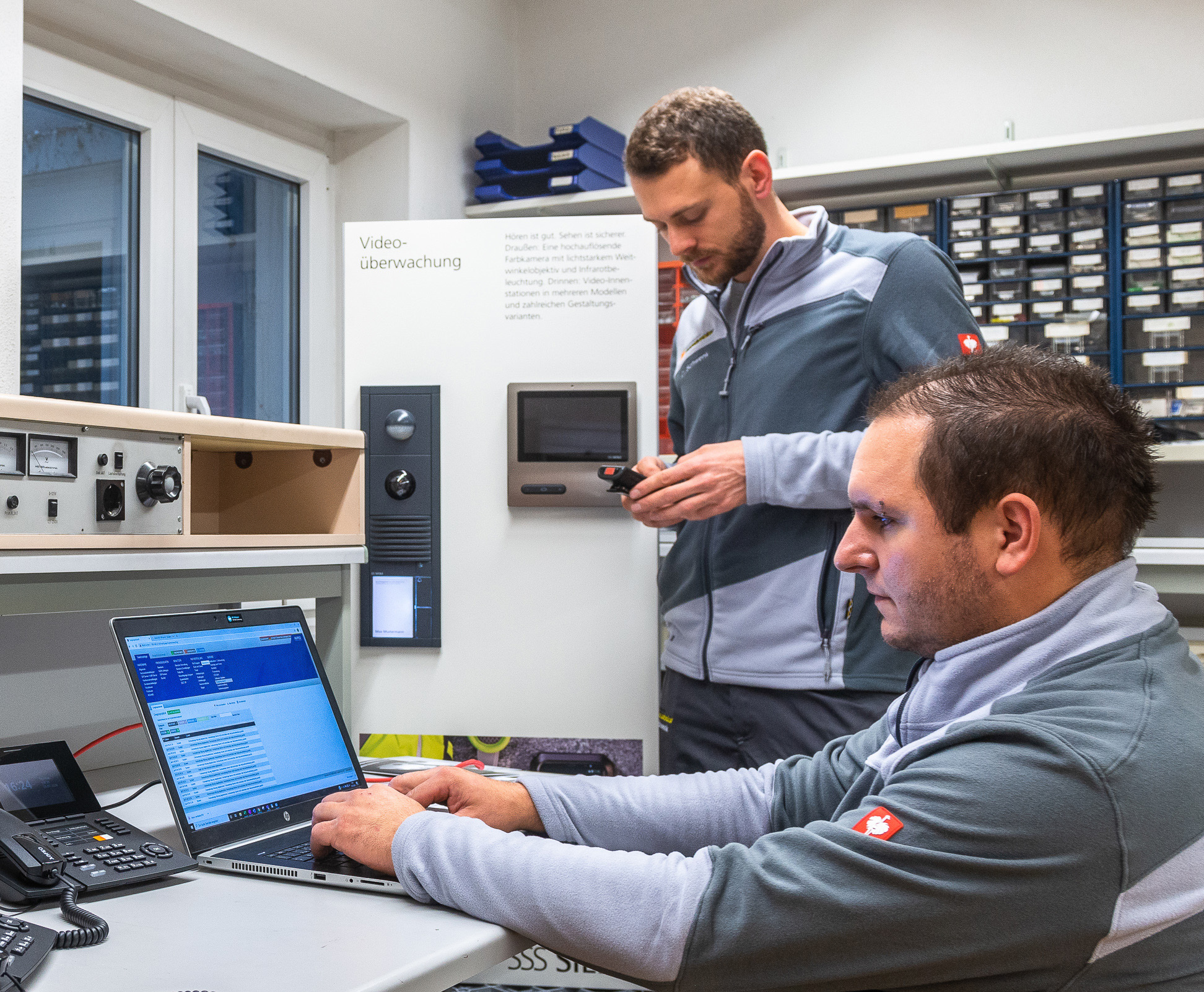 Mix aus Elektroniker und Bürokaufmann